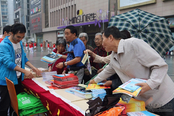 西瑪集團參加“西安市二00六年春節向城鄉特困戶送溫暖、獻愛心聯合大行動”活動。